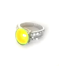 Load image into Gallery viewer, Pretty Oval Mood Ring