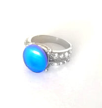 Load image into Gallery viewer, Pretty Oval Mood Ring