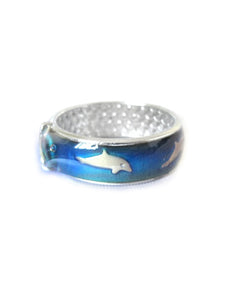 a band mood ring with a dolphin and a whale