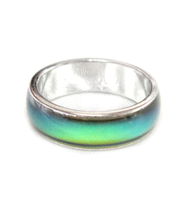 a band mood ring showing a green mood color meaning