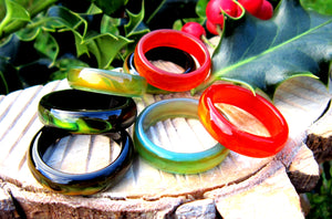 agate band mood rings in green, red and black