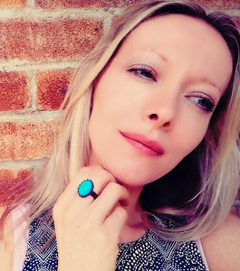 model from best mood rings wearing a bronze adjustable mood ring showing a bright blue color meaning