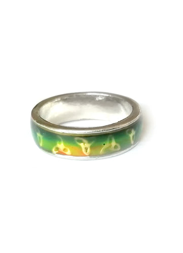 a celtic band mood ring showing a green mood color meaning