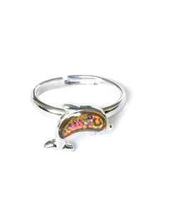 a child sized dolphin mood ring with glitter and showing a pink color mood by best mood rings