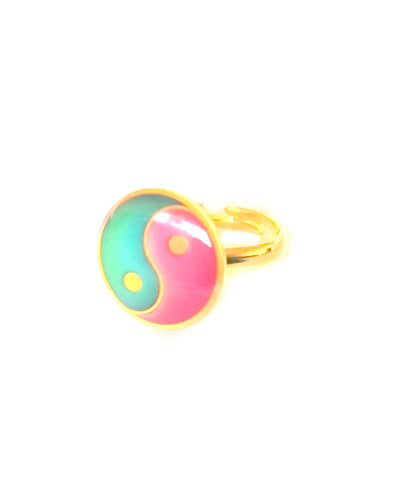 a child sized yin yang mood ring with a golden band by best mood rings