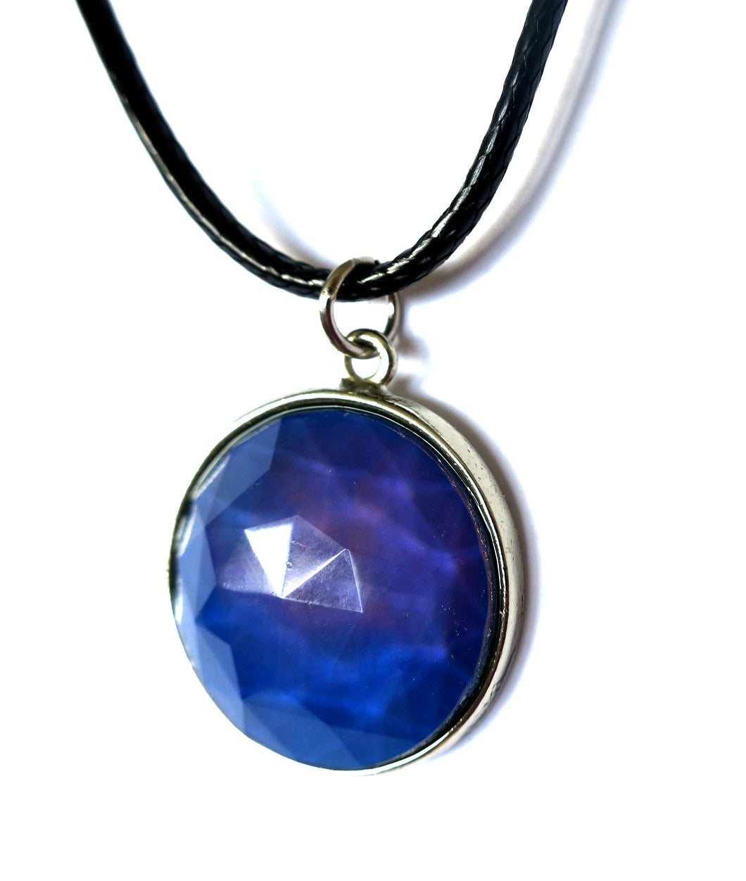 circular mood pendant necklace turning blue purple color