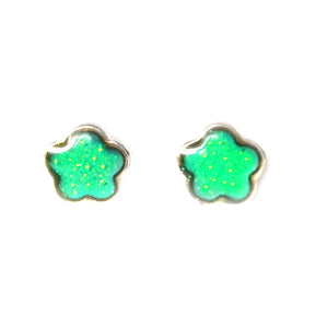 mood earrings in a green color with a flower shape