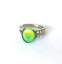 Load image into Gallery viewer, Pretty Oval Mood Ring