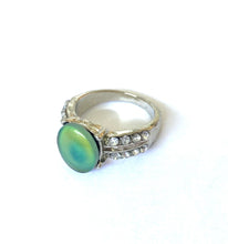 Load image into Gallery viewer, Pretty Oval Mood Ring