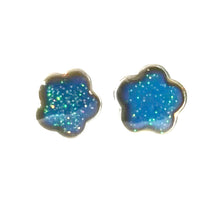 Load image into Gallery viewer, mood earrings with a flower shape and glitter