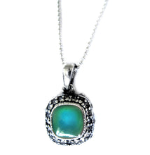 Load image into Gallery viewer, mood pendant turning a green mood