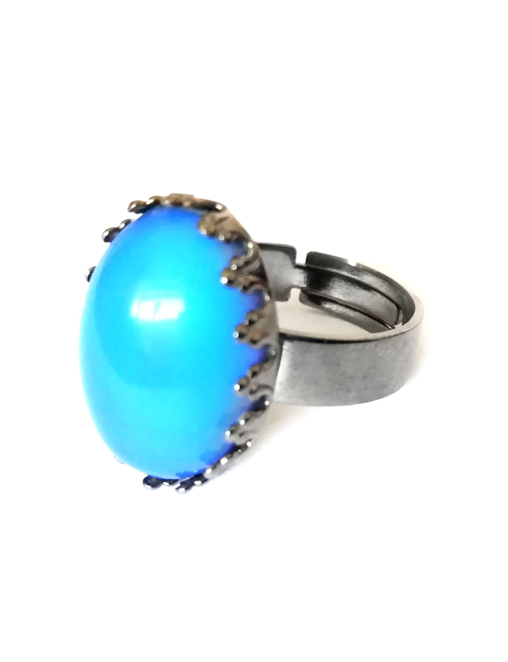 a mood ring with gunmetal adjustable band showing a blue color meaning