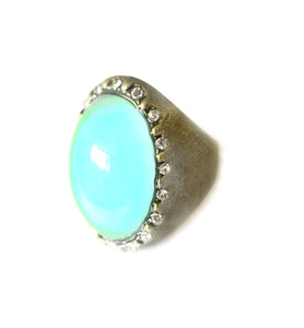 large oval mood ring showing a turquoise mood color