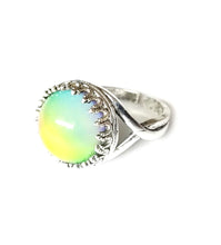 Load image into Gallery viewer, crown setting circular mood ring changing color from yellow to green by best mood rings