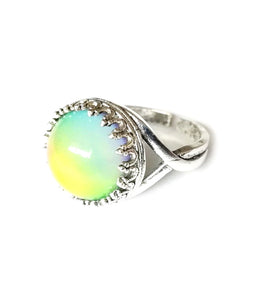 crown setting circular mood ring changing color from yellow to green by best mood rings