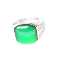 Load image into Gallery viewer, men&#39;s signet mood ring in sterling silver with a green color mood